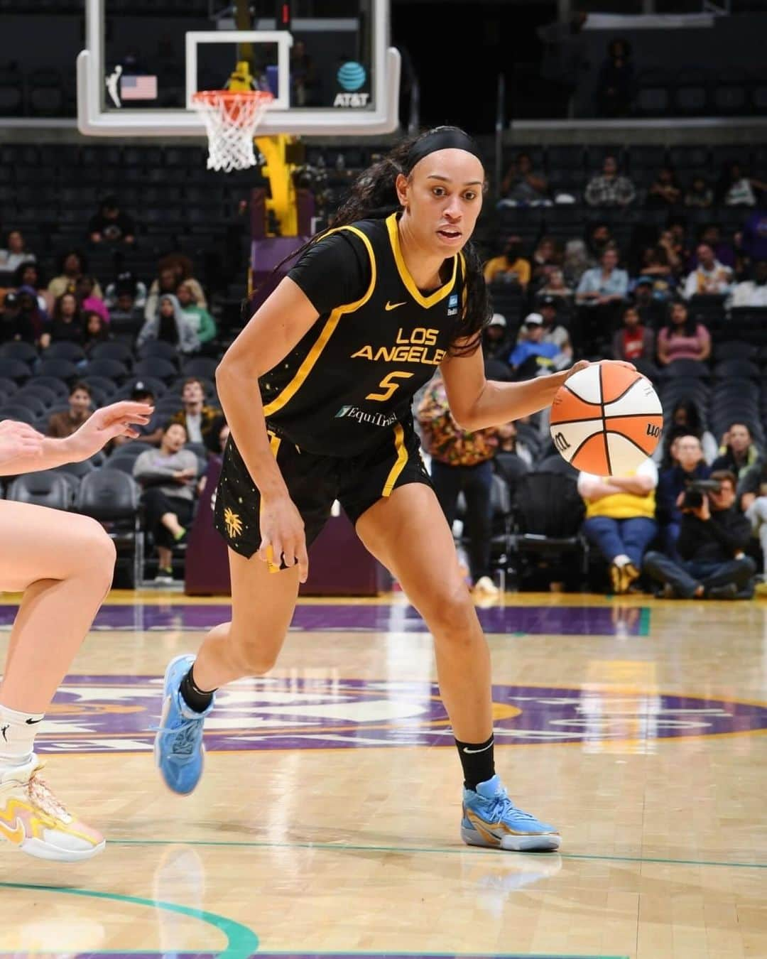 Nice Kicksさんのインスタグラム写真 - (Nice KicksInstagram)「Jayson Tatum has been showing Jordan Brand’s WNBA roster some love by repping their Jordan Tatum 1 PEs on-court 🏀🔥 @nicekickshoops  Tatum played in Dearica Hamby’s Jordan Tatum 1 PE inspired by her son and Kia Nurse’s Raptors-inspired PE against Toronto 🔥」11月22日 7時00分 - nicekicks