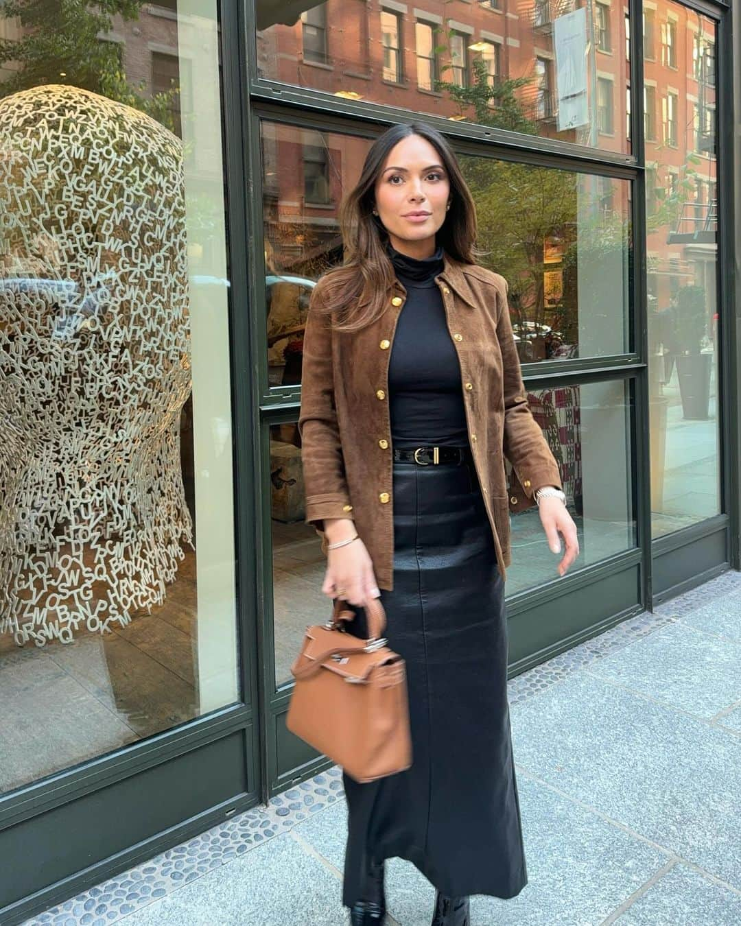 Marianna Hewittさんのインスタグラム写真 - (Marianna HewittInstagram)「vintage celine suede jacket courtesy of my moms closet 🤎」11月22日 7時03分 - marianna_hewitt