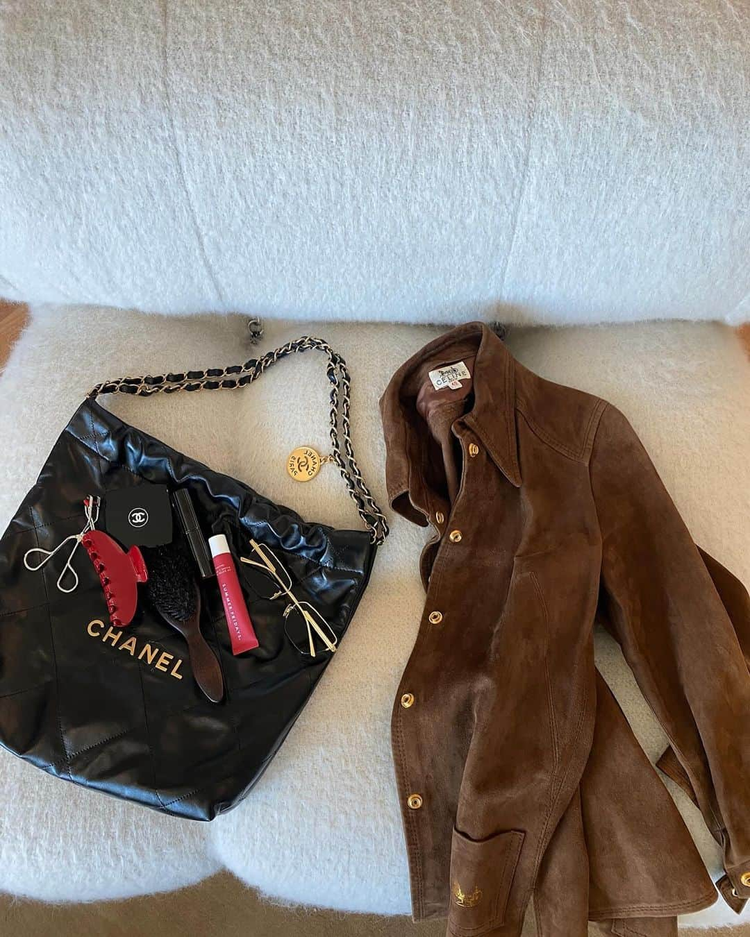 Marianna Hewittさんのインスタグラム写真 - (Marianna HewittInstagram)「vintage celine suede jacket courtesy of my moms closet 🤎」11月22日 7時03分 - marianna_hewitt