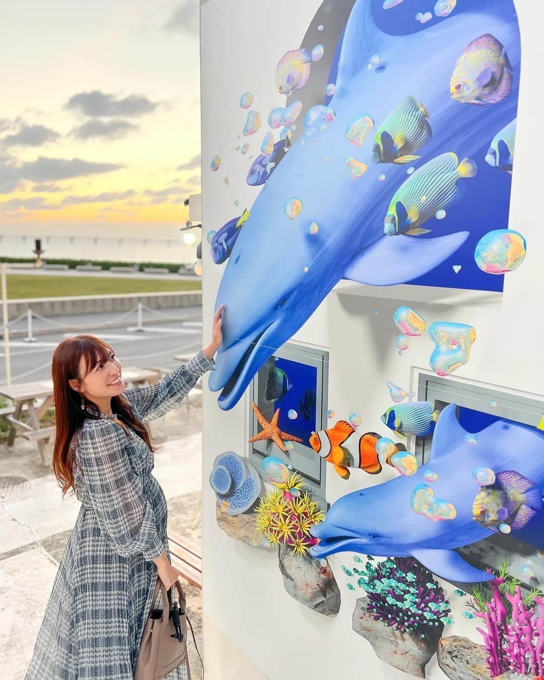 高沢奈苗のインスタグラム：「.  @umikajiterrace ⛱️  絵が立体感に見えるスポット🖼️🐬  .  .  #ウミカジテラス #umikajiterrace #沖縄旅行 #女子旅 #映えスポット #🐬」