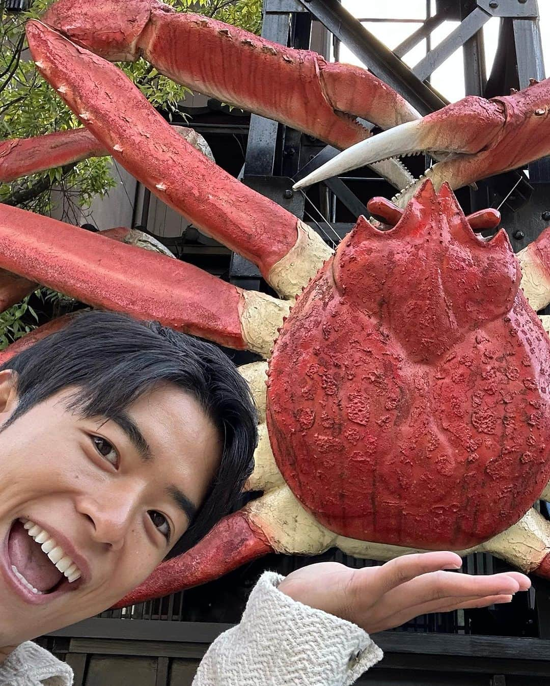 池田航さんのインスタグラム写真 - (池田航Instagram)「🦀🦀🦀Do you like？🦀🦀🦀  加能ガニっていう石川のブランド🦀しってる！？  めちゃくちゃ身が厚くて、プリプリで美味しかったぁ🤩  初めてあんな新鮮な生のカニしゃぶしゃぶ食べました💓  今日も素敵な食材と暖かい現地の方達との出会いに感謝💓   次回もお楽しみに☀️  朝お仕事で見られない方に、旅するエプロンTikTokが開設されました！ 【旅するエプロン】でTikTok検索すれば見られます✨️ ぜひフォローよろしくお願いいたします😍  #ZIP #旅するエプロン #スピッツ #Spitz #ZIPファミリー  #水卜麻美 さん  #池田航  @kohcooking」11月22日 7時17分 - kohcooking