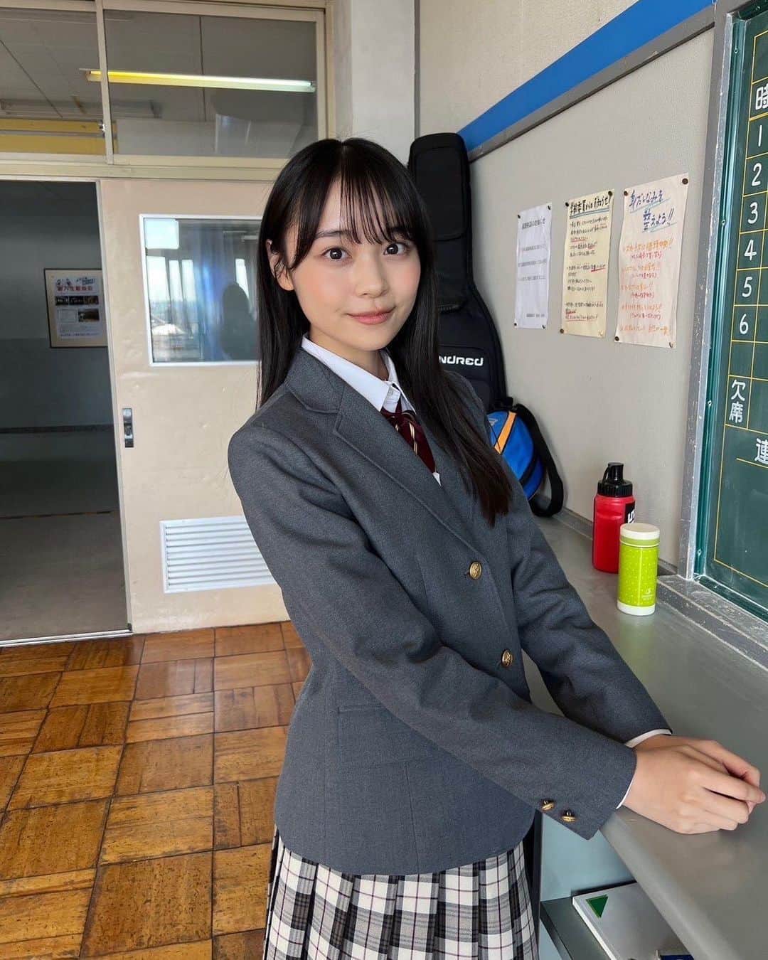 林芽亜里のインスタグラム：「🎀 ⁡ ⁡ この度、2024年1月期 日テレ･シンドラ ｢先生さようなら｣に城嶋弥生役で出演させていただくことになりました。 ⁡ ⁡ ⁡ ⁡ 皆さんにはやくはやくお知らせしたかったんです🥲 この文章を書いているのもすごく不思議な気持ちです 😳 ⁡ ⁡ 私にとって本格的にドラマに出るのは この作品が初めてです。 高校生のうちに学園モノに出たいという夢が叶いました。しかもなんとヒロインで、、🥹 ⁡ ⁡ とってもとってもとっても嬉しいです！ 絶賛撮影中ですが、 主人公田邑拓郎役の渡辺翔太さんや 内藤由美子役の北香那さんをはじめとするキャストの皆さん、  スタッフのみなさんが本当に本当に優しくて、、。 ⁡ ⁡ 何も分からない私に色んなことを教えてくださって 不安や緊張はもちろんありますが、 学びが多く毎日撮影を全力で、そして楽しくやっています☺️ ⁡ ⁡ ⁡ ｢先生さようなら｣すっごくきゅーーーーんとなります、、！。 オフショットや新情報などもお楽しみにしててくださいね^_^ ⁡ ⁡ 1月を楽しみに待っててくださると嬉しいです🫶 ⁡ ⁡ ⁡ #先生さようなら #日テレ #シンドラ #林芽亜里」
