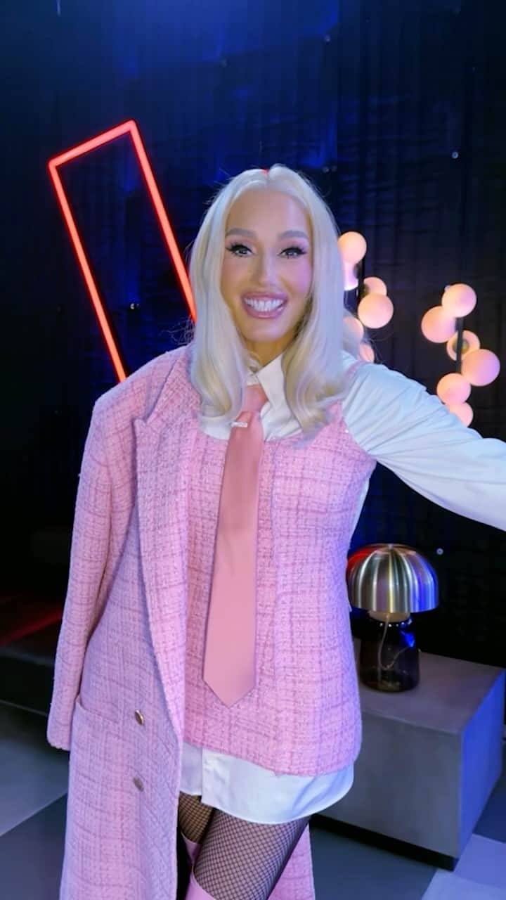 グウェン・ステファニーのインスタグラム：「goooo #teamgwen 🩷 💐 !!」
