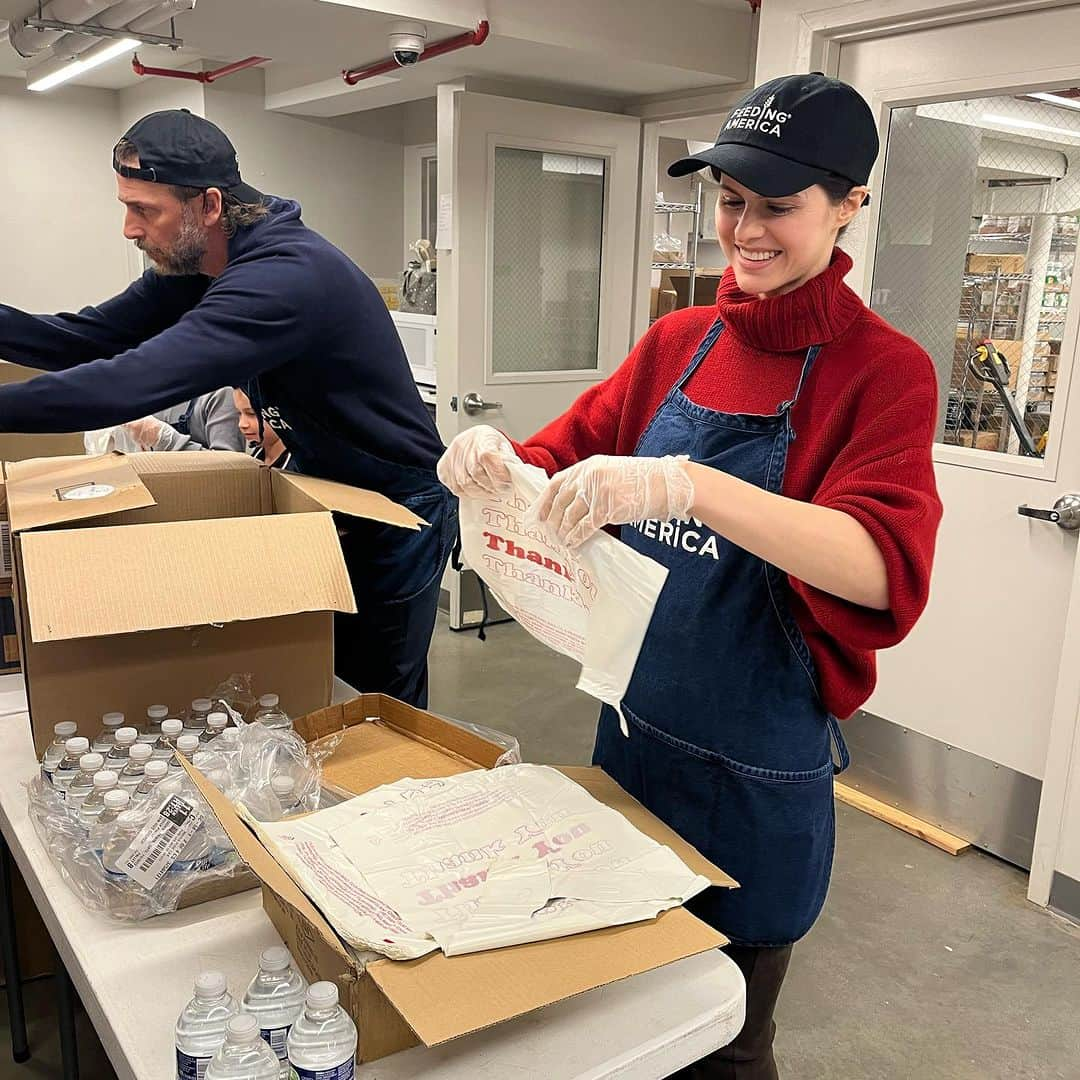 アレクサンドラ・ダダリオのインスタグラム：「Food brings people together. This holiday season, help families facing hunger bring meals home. My family and I joined @feedingamerica and @uocnyc to help package meals for local community members to enjoy ahead of the holidays. Join the movement to help end hunger at feedingamerica.org/holiday!」