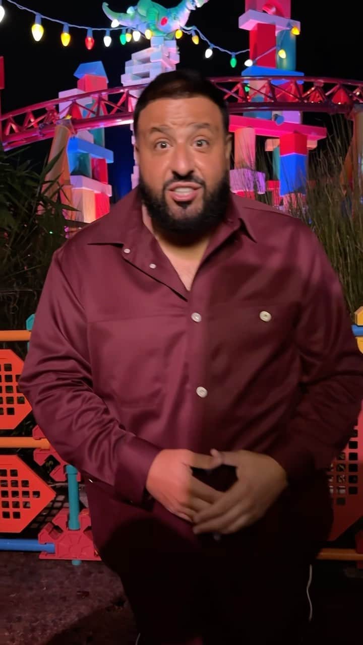 Walt Disney Worldのインスタグラム：「#DisneyHolidays–it’s the best! Catch more of @DJKhaled experiencing #WaltDisneyWorld on his birthday, 11/26 at 8:00 p.m. EST in the #DisneyHolidayCelebration on @abcnetwork.」