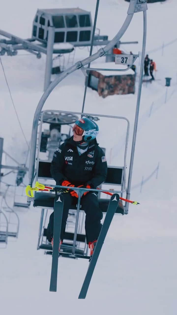 ミカエラ・シフリンのインスタグラム：「#MovingRightAlong - Season 2, Episode 1 Coming 🔜 (tomorrow!!) 👊@atomicski  #weareskiing #sheskis   🎥: @mikedawsy ✂️: @illusiaagency」