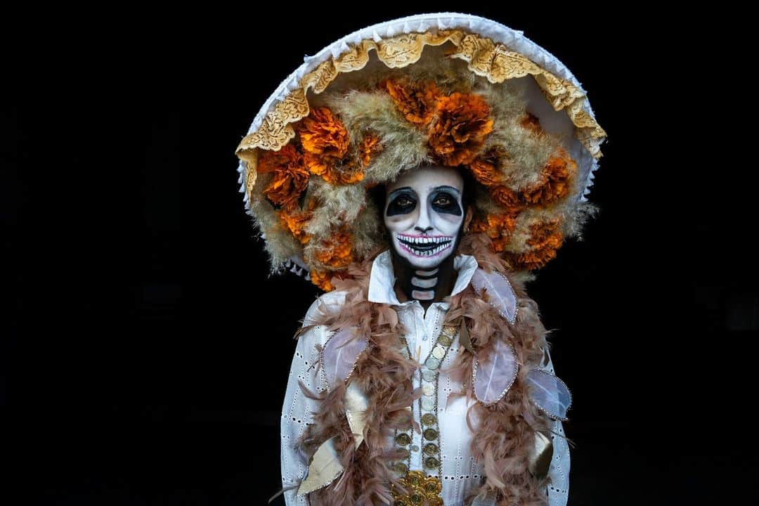 National Geographic Travelのインスタグラム：「Photo by Cristina Mittermeier @mitty | La Catrina, the elegant, skeletal symbol of Mexico's Day of the Dead celebration, comes to life throughout the streets of Mexico during this days-long celebration of life and death. A time to honor ancestors and invite the spirits of the dead home, the celebration is a rich tapestry of art, culture, and tradition that brings together communities and transcends the borders of eternity.」