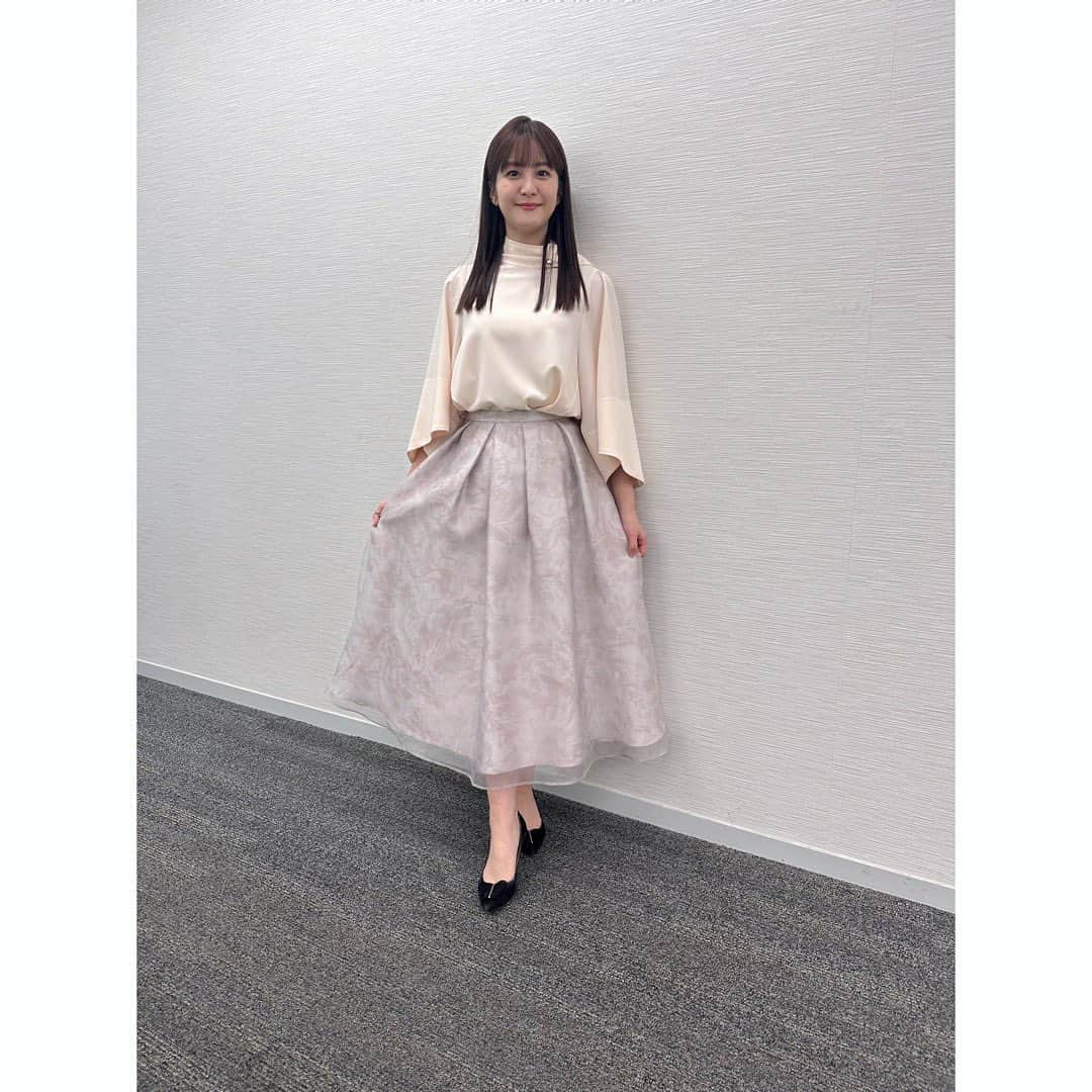 林美桜さんのインスタグラム写真 - (林美桜Instagram)「#ワイドスクランブル #衣装  1.2 ブラウス @idem__official スカート @labelleetude_official ネックレス @joueteofficial イヤリング @cotomonomarche  3.4 ベスト・ブラウス・パンツ @tiara_melrose アクセサリー @cotomonomarche  5.6 ニット・スカート @tiara_melrose アクセサリー @cotomonomarche  7.8 ブラウス・スカート @celford_official アクセサリー @ete_official  9 ブラウス・スカート @liesse_official アクセサリー @star_jewelry_girl」11月22日 7時19分 - miou0hayashi