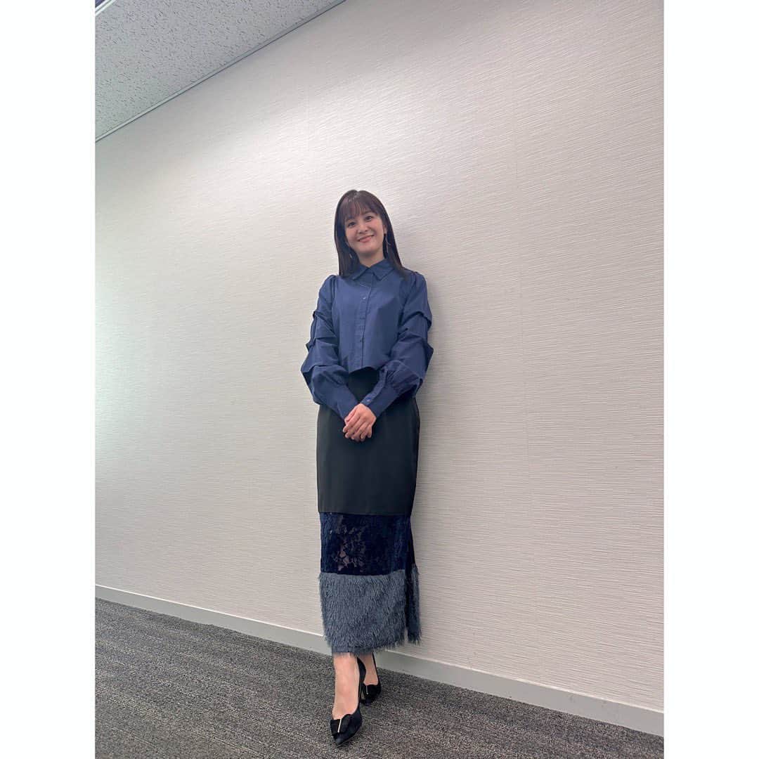 林美桜のインスタグラム：「#ワイドスクランブル #衣装  1.2 ブラウス @idem__official スカート @labelleetude_official ネックレス @joueteofficial イヤリング @cotomonomarche  3.4 ベスト・ブラウス・パンツ @tiara_melrose アクセサリー @cotomonomarche  5.6 ニット・スカート @tiara_melrose アクセサリー @cotomonomarche  7.8 ブラウス・スカート @celford_official アクセサリー @ete_official  9 ブラウス・スカート @liesse_official アクセサリー @star_jewelry_girl」