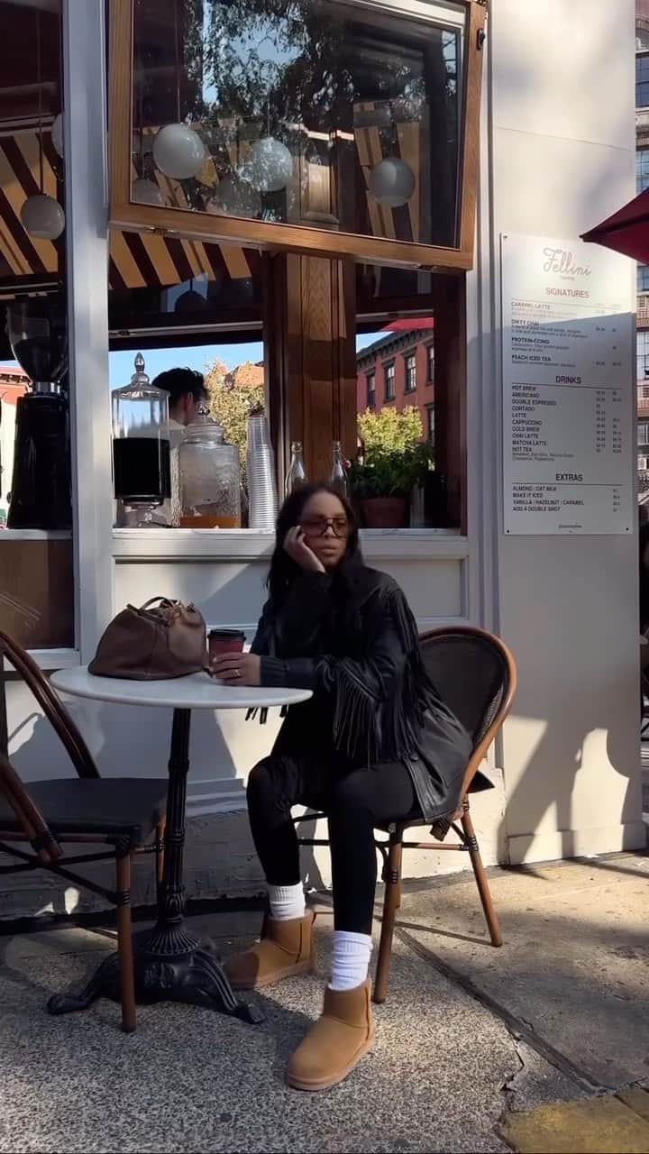 クーラブラのインスタグラム：「Major winter vibes courtesy of @waityouneedthis and the Koola Mini II. Can we just copy/paste her style?  #koolaburra #influencerstyle」