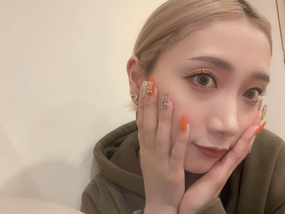 加美杏奈のインスタグラム：「・ 🖤🧡🤍BURBERRY NAIL🤍🧡🖤  担当は安定の @_nae.nail_ ちゃん🌈  いつも完成度が高くて大大大満足🥹🩷 次はどんなデザインにしようかな〜  #burberrynails #nail #awnail」