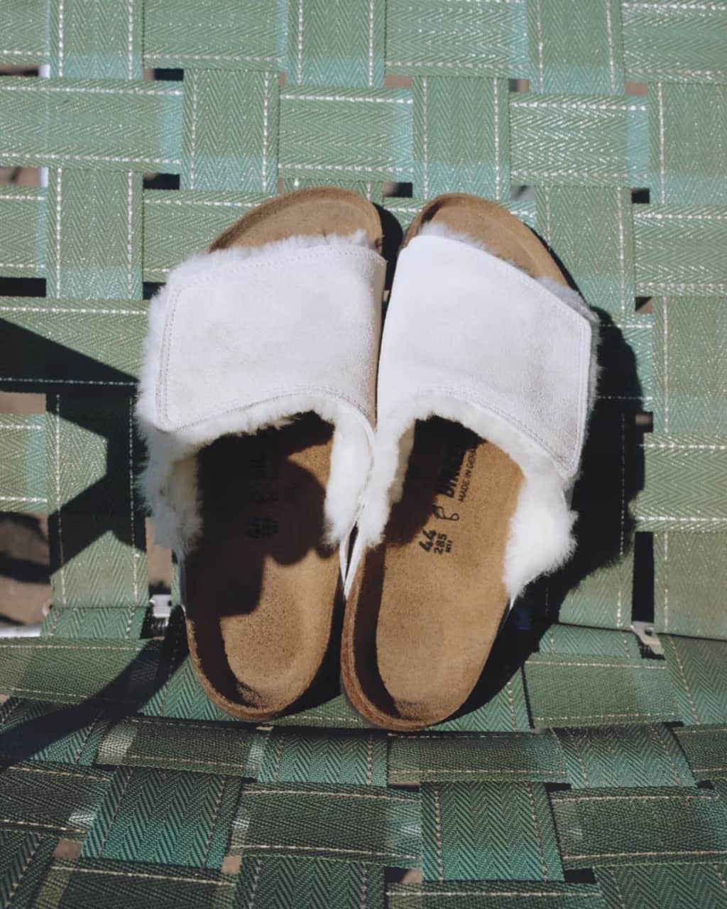 HYPEBEASTさんのインスタグラム写真 - (HYPEBEASTInstagram)「Following its successful 2021 Boston Clog release, @birkenstock and @stussy have reunited to reimagine the cozy Solana Sandal.⁠ ⁠ Building on Birkenstock’s signature one-strap Kyoto style, the all-new Solana silhouette employs a fluffy shearling lining for a winter-time finish. The design features the footwear label’s classic cork footbed, with an oversized suede upper that hosts Stüssy’s signature and appears in three tones: “Bone,” “Caramel” and “Washed Green.”⁠ ⁠ The shoe is made for both indoor and outdoor wear, according to the brands. Look for these to drop on November 24.⁠ Photo: Stüssy⁠」11月22日 7時35分 - hypebeast