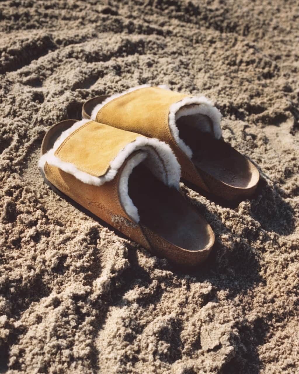 HYPEBEASTさんのインスタグラム写真 - (HYPEBEASTInstagram)「Following its successful 2021 Boston Clog release, @birkenstock and @stussy have reunited to reimagine the cozy Solana Sandal.⁠ ⁠ Building on Birkenstock’s signature one-strap Kyoto style, the all-new Solana silhouette employs a fluffy shearling lining for a winter-time finish. The design features the footwear label’s classic cork footbed, with an oversized suede upper that hosts Stüssy’s signature and appears in three tones: “Bone,” “Caramel” and “Washed Green.”⁠ ⁠ The shoe is made for both indoor and outdoor wear, according to the brands. Look for these to drop on November 24.⁠ Photo: Stüssy⁠」11月22日 7時35分 - hypebeast