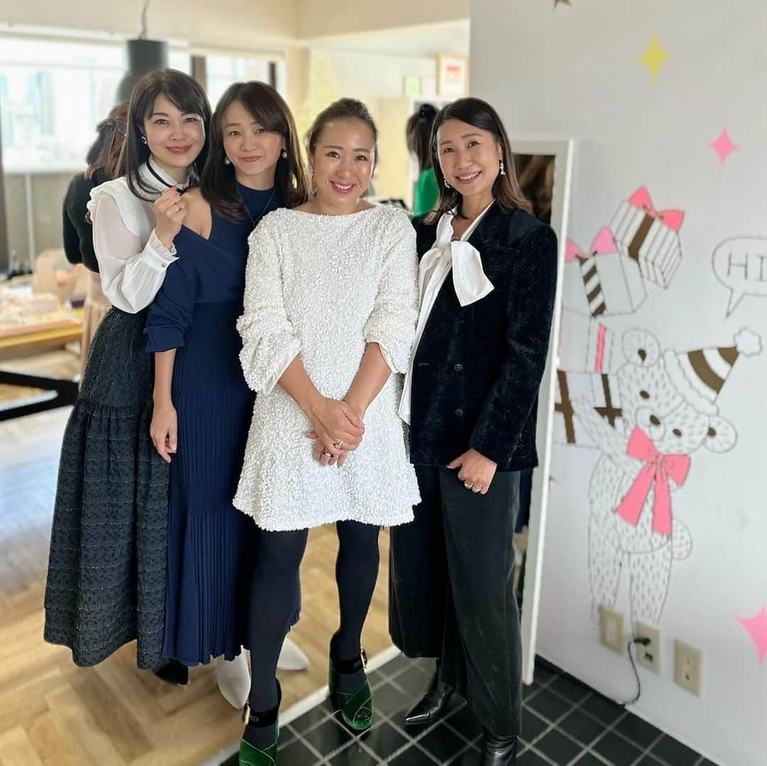 胃腸良子さんのインスタグラム写真 - (胃腸良子Instagram)「ハニーちゃんの展示会へ  ずっと楽しみにしていた @thehanybijoux_official  の展示会へ  イタリアプーリア旅行でハニーちゃんにプレゼントしていただいたピアスがめちゃ可愛くて！ @hanyito  沢山の友達から「それどこの？」って聞かれるほど大好評❤️ （最後の写真）  今回はシルバーのものを色々チョイス。 大人買いしちゃった。 自分へのクリスマスプレゼント🎁  アクセサリーとかバレッタやカチューシャ、 サングラス🕶️も揃ってます。  届くのが楽しみだなぁー  #伊藤羽仁衣  #ハニー #ハニービジュー #thehanybijoux  #thehany #アクセサリー #サングラス #ピアス #イヤリング #大人かわいい #クリスマスプレゼント #自分へのご褒美」11月22日 7時29分 - kimiyo.f