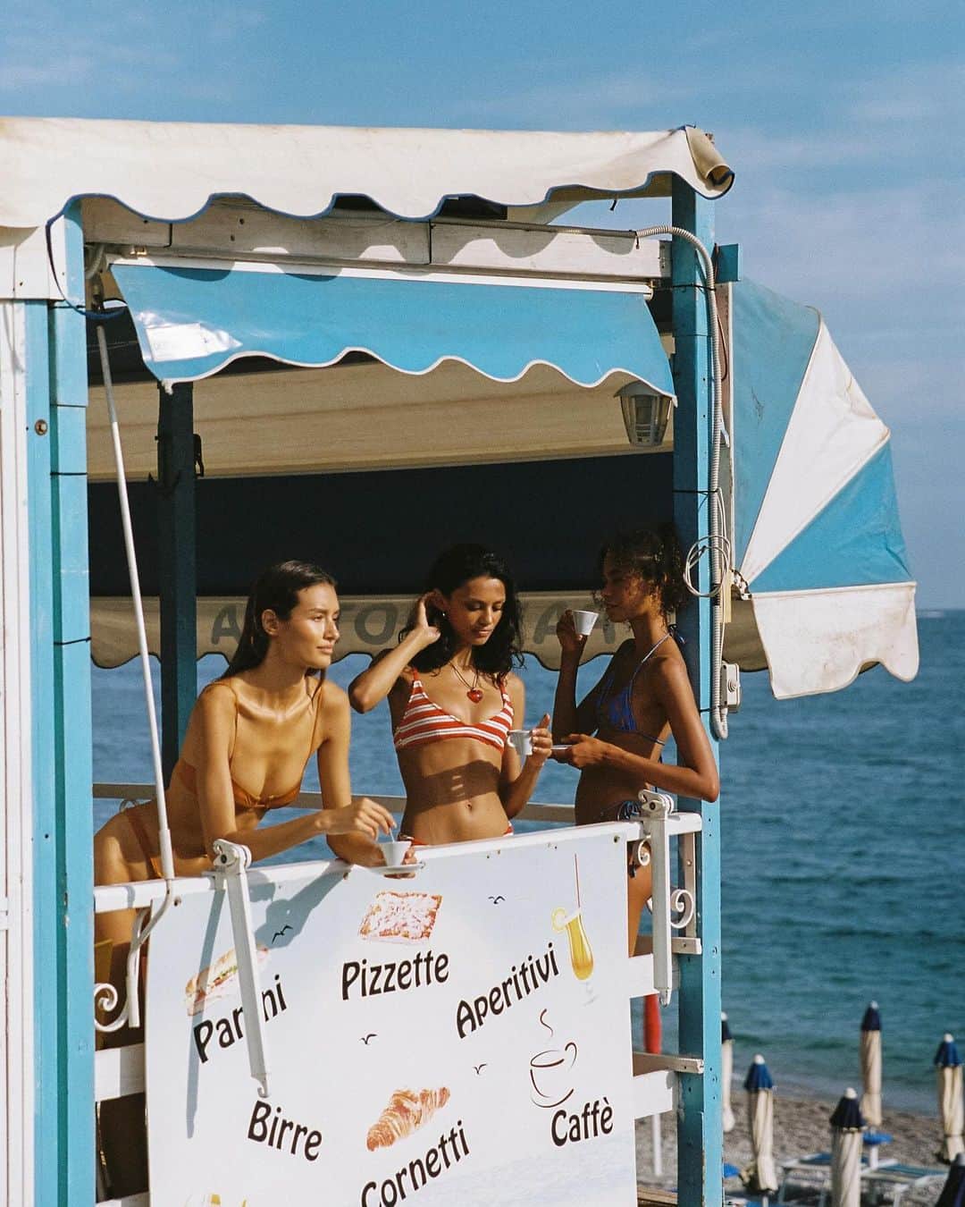 TRIANGL SWIMWEARのインスタグラム：「Seaside snacks ☕️ #TrianglGirls」