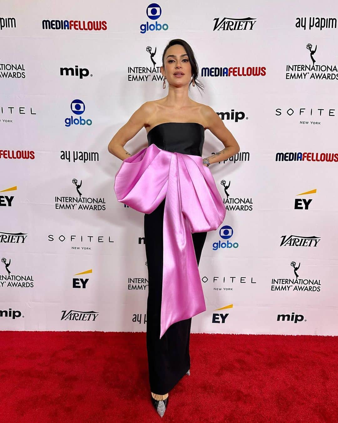 Thaila Ayalaさんのインスタグラム写真 - (Thaila AyalaInstagram)「Red Carpet @iemmys  Uma honra estar nessa mesa tão maravilhosa @tvglobo」11月22日 7時31分 - thailaayala