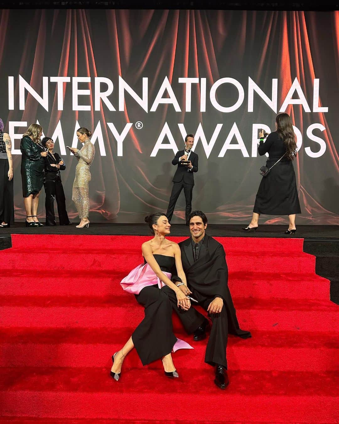 Thaila Ayalaさんのインスタグラム写真 - (Thaila AyalaInstagram)「Red Carpet @iemmys  Uma honra estar nessa mesa tão maravilhosa @tvglobo」11月22日 7時31分 - thailaayala