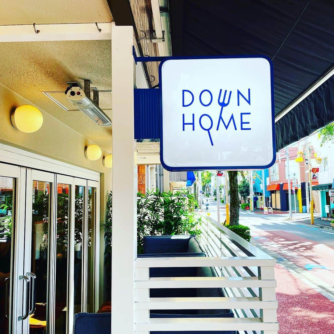 福田里香のインスタグラム：「深沢のアメリカンダイナー DOWN HOME パイがとてもとても 🇺🇸アメリカの味。 チェリー🍒パイとピーチ🍑パイ。  ダブルクラストなところも完璧。 めちゃくちゃ好きな感じ。  シーザー🥗サラダ グリルドチーズ🧀サンド& トマト🍅クリームスープ もちろん🍔ハンバーガー スパゲッティ🍝ボロネーゼ アメリカンパンケーキ🥞は ポークソーセージか 生クリーム+ブルー🫐ベリーソース  メニュー表の構成も完璧過ぎた。 近くにあったらいいのに、なお店。  🥐の本間春香さんに連れて行って もらいました。 全然知らなかったんです。 感謝しかない。ありがとう。  テイクアウトでボストンクリームパイ(!)。」