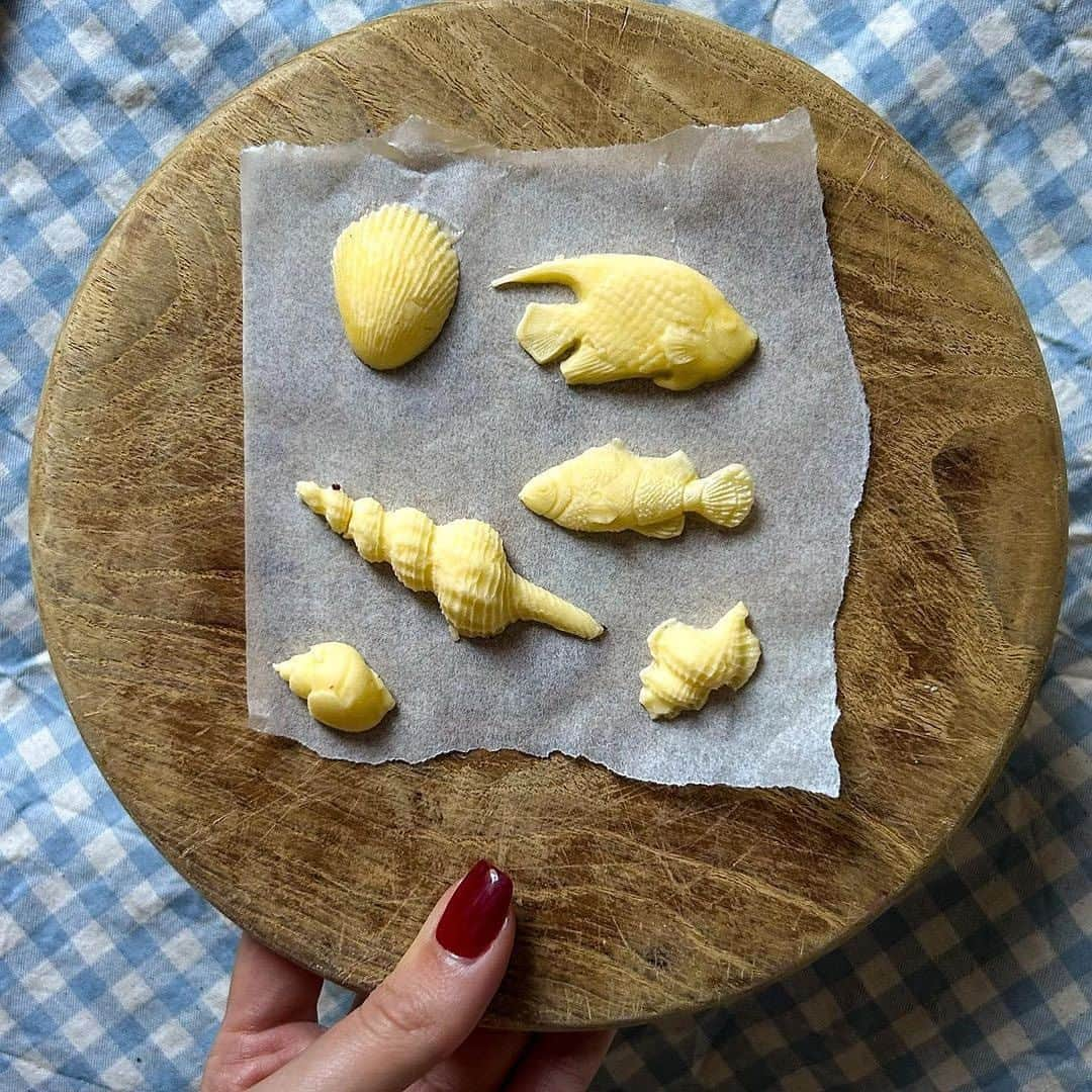 ジョジー・マランのインスタグラム：「If our holiday dinner table doesn’t have these beachy butters like @martinamartian, we don’t want it! 😍 🐚🐠」