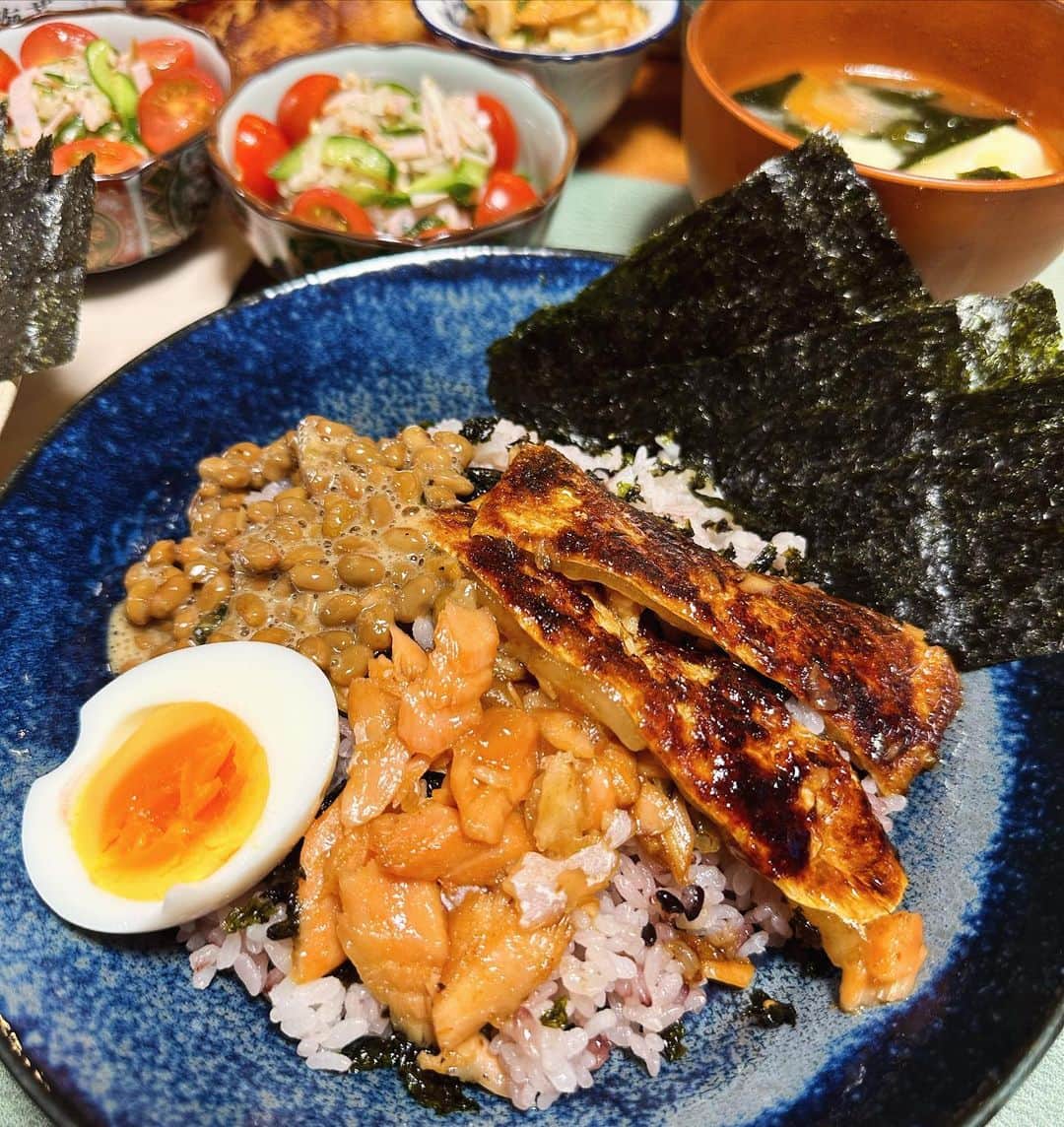 西山茉希さんのインスタグラム写真 - (西山茉希Instagram)「ほんのり黒米ごはんに韓国のりフレーク。 サーモンハラス西京漬けをじゅわっと焼いたら皮と身を別にほぐして丼。  納豆にゆで卵、美味しい海苔を添えまして。 優しい栄養一皿に🍚  #鮭納豆丼 #ハムきゅうり大根のチョレギ風サラダ #お味噌汁 #食べきらないとなアレやコレ #西山食堂  好きなモノから進めてくチビーズ。 食べてくれなそうなモノから進めてく母さん。 勝敗の無いチェスみたい♟️  みんなでお皿を綺麗にするゲーム👩‍👧‍👧」11月22日 7時40分 - maki.nshiyama50