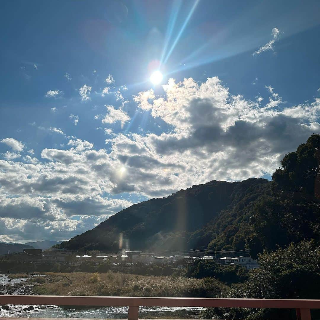 松井絵里奈さんのインスタグラム写真 - (松井絵里奈Instagram)「新番組🗻 テレビ東京『厳選いい旅』  福井、伊豆、伊香保！名湯と冬の味覚満喫SP  2023年11月23日(木・祝) 夕方5時20分～6時25分 放送  私は、なすなかにしさんと 伊豆・修善寺温泉へ♨️  しいたけ狩りに、 嬉しい無料サービス満載の趣のあるお宿。  ぜひ、ご覧くださいませ〜♪  ロケ達人のなすなかにしさんが 面白すぎて、現場では ずーっと笑い声が✨🤭 わきあいあいと、楽しいロケでしたꉂ(ˊᗜˋ*)‪‪‪‪𐤔𐤔‬‪  TVerでも配信されますので、 放送圏外の方は、TVerにて🫶  #厳選いい旅 #なすなかにし　さん #伊豆 #名湯#修善寺温泉#♨️ #温泉好きな人と繋がりたい #旅好きな人と繋がりたい  #trip#japan @gensen_iitabi」11月22日 7時44分 - erina74xx