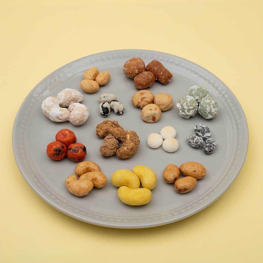 poroco（ポロコ）さんのインスタグラム写真 - (poroco（ポロコ）Instagram)「【節分アドベントカレンダー本日より発売開始！👹】  「池田食品」は、1948年創業の豆菓子やかりんとうを製造発売している人気店✨ 豆と言えば節分🫘 池田食品から新商品「節分アドベントカレンダー」4,320円が200個限定で登場します！ 1月20日（土）～2月3日（土）まで、毎日1つずつ日付が書かれた箱を開けると、人気の焼カシューやとうきびカシュー、七福豆など全13種を味わうことができます😋 マスコットキャラクター「にこにこおに」と一緒に、節分までの約2週間を楽しくカウントダウンしましょう！  購入は池田食品公式ネットショップから！ https://shop.ikeda-c.co.jp/  ※限定数量に達し次第終了いたします。 ※他商品との同梱不可。 ※別途配送料をご負担いただきます。詳しくはこちらをチェック https://shop.ikeda-c.co.jp/?mode=f1  PR @ikeda1948 iKEDA 池田食品<創作豆・かりんとう>  #池田食品 #iKEDA #豆菓子 #かりんとう #ボーロ #ナッツ #カシューナッツ #オンラインショップ #北海道 #札幌 #丸井今井札幌 #丸井今井 #さっぽろ東急 #大丸札幌 #おつまみ #北海道土産 #札幌土産 #手土産 #札幌グルメ #北海道グルメ #節分 #豆まき #節分豆 #節分おやつ #アドベントカレンダー #日本の伝統 #新商品 #節分フェス #わたしの節分フェス2024 #poroco」11月22日 7時45分 - poroco_magazine