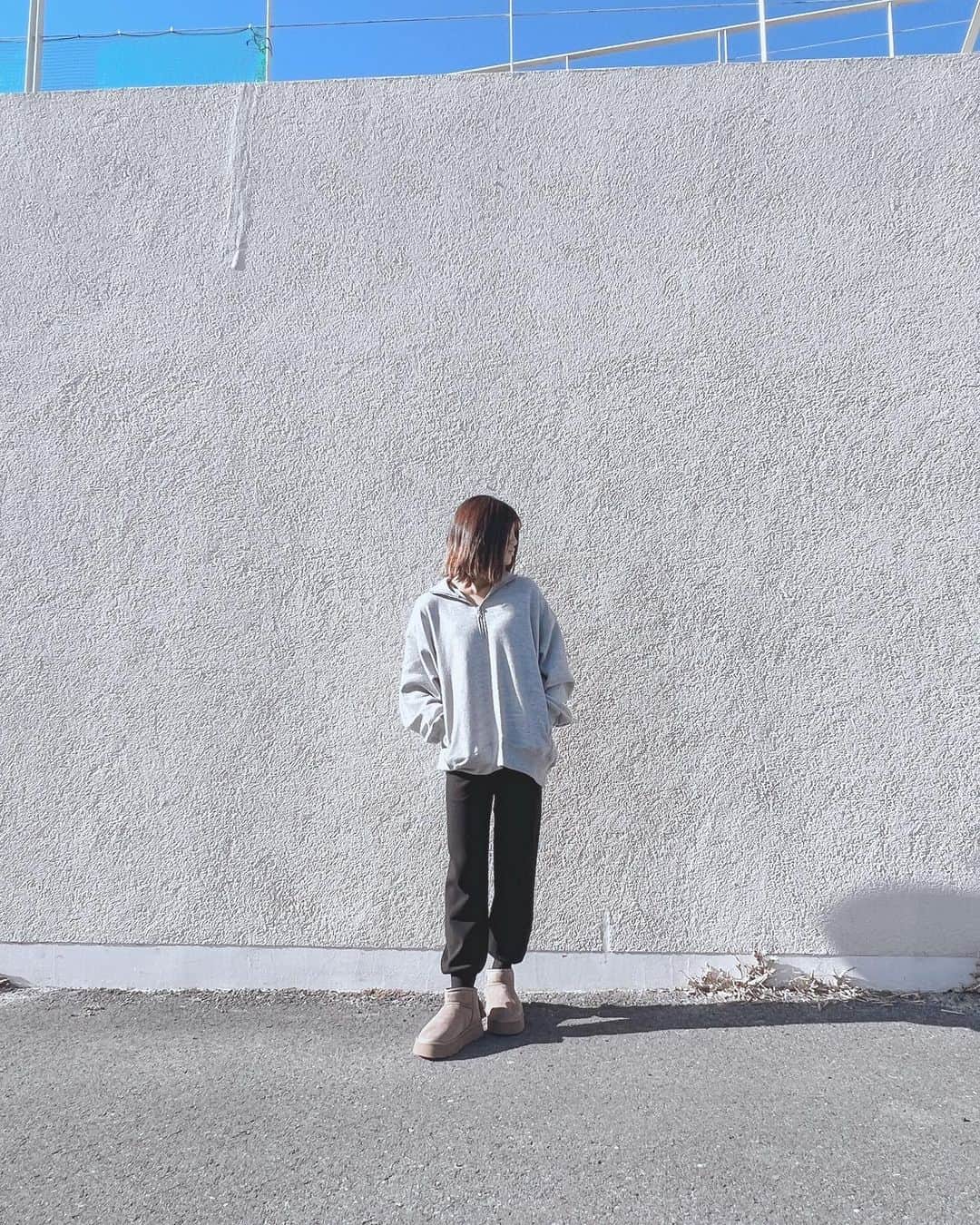 Akane Ogawaのインスタグラム：「おはようございます🌴  Zip up 裏起毛スウェット♡  ふっくら肉厚なボリューム感と、 コットン混のサラッとした肌ざわりが心地よいです♡ ポカポカ温まる裏起毛使用。  暖かなハイネックとして着たり、 襟元を開けて抜け感を出したり…🤍 オートミールとグレー🩶  前回ご紹介しました、 ジョガーパンツのブラックは、お問い合わせ沢山頂いてますが メーカーさんも在庫が無いようなので生産決まり 再入荷決まりましたら、またこちらで ご案内致します🙇‍♀️  #pinkmafia #pinkmafiasmd #izu #shimoda」
