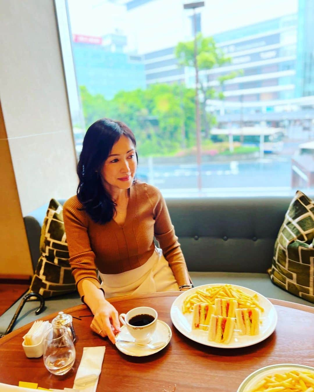 藤田陽子のインスタグラム：「ランチミーティングは、だいたいサンドイッチかパスタ  私が小麦大好きだから  グルテンフリーも流行ってるけど、私はムリ😢 お米は食べなくても大丈夫だけど、小麦は食べたい派  これは食べないと、食べないものを決めるより、食べたいものを健康的に食べるのが、私にはあってるみたい。 「　どうして太らないの？」って聞かれることがあるけど、 多分、気をつけているのは少しだけ  ①基本、3食食べる ②でも、お腹が空いていない時は、軽くしか食べない(サラダとか、フルーツとか) ③ 夜遅く食べない  くらいかな〜  ケーキも食べるし(毎日は食べないけどね)揚げ物も頂きます。 だって、私が大好きな食べ物、トンカツだもの、笑笑  @yoko.fujita.official  @definebeautyjapan  @define_beauty_japan   #ダイエット #ダイエット生活 #スタイルアップ #パン好き #キレイ #キレイになりたい #アラフィフ #アラフィフコーデ #アラフィフ女子 #アラフィフファッション #breadlover #breadlovers #japanese」