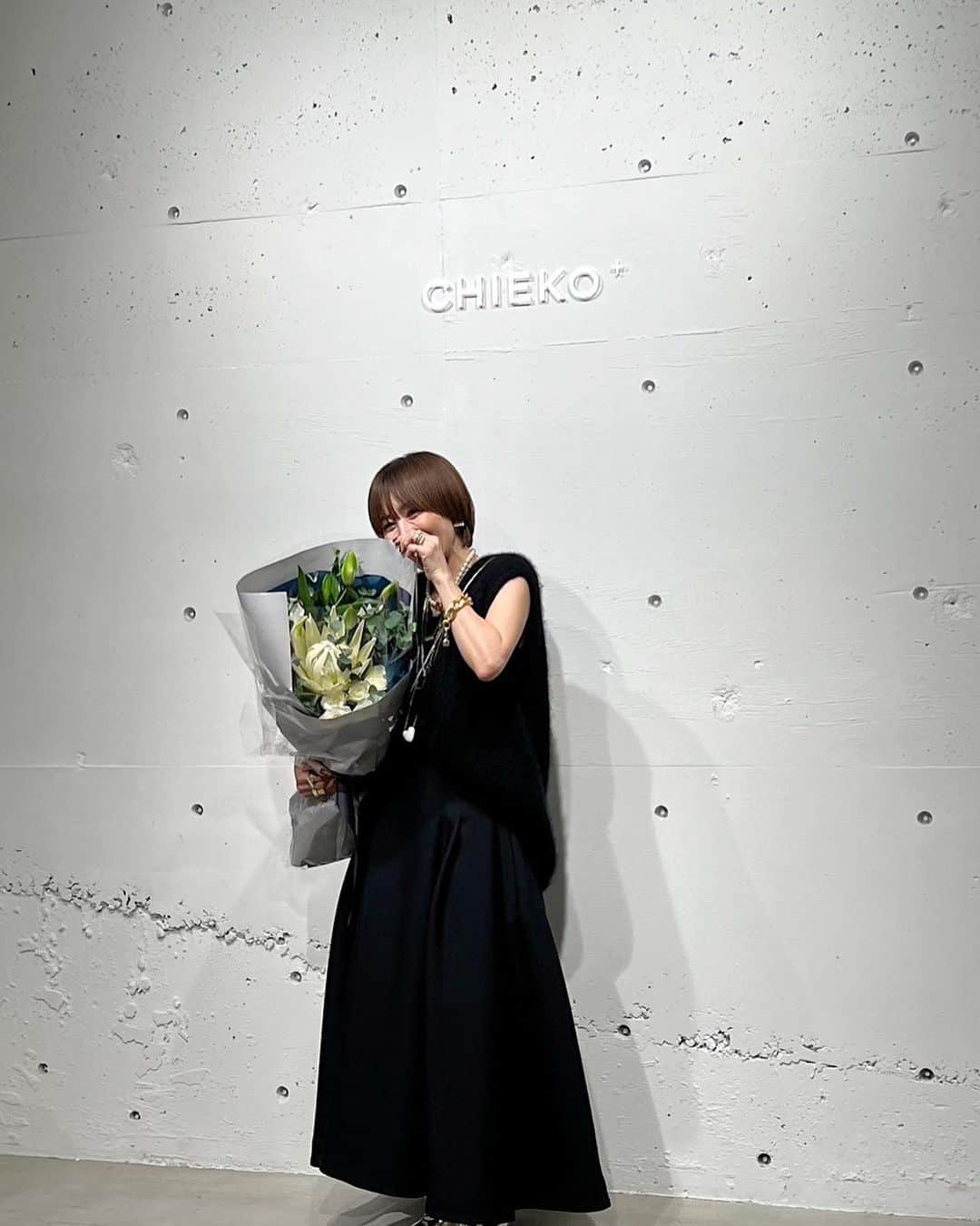 chieko6のインスタグラム：「お手伝いしてくれたみんなに支えられた東京ポップアップ。 表も裏側でも、みんなが視野広く、自分の場所できちんと仕事をしてくれていたから、常に安心感の中にいることができました。 めぐちゃん、やこちゃん、ラディモチームのみなさん、チームDのみんな、みーたん、あいちゃん。 本当にありがとうございました。  最終日、お誕生日のやこちゃんにサプライズでバースデーソングに光る👑と花束を♡ 即時に軽快なステップを踏んで踊り出すやこちゃんにはみんなで大盛り上がりしました。そんな彼女のポテンシャルは、計り知れない。。やってやったつもりが、やられた気分だよ笑 ますます素敵な一年になりますよう♡♡  素敵な仲間たちとお仕事をさせていただける事に心から感謝です🙏いつもありがとう！  thank you! @guuguu913  @hiros23  @shohey1925  @03._mm  @iam___shawn  @rrkgrm」