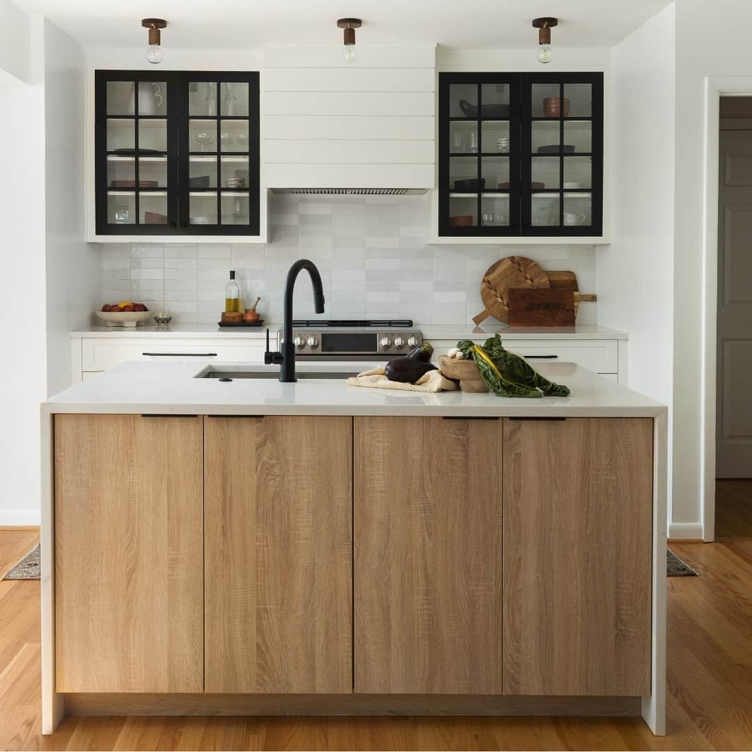 Design Milkのインスタグラム：「Both smart and approachable, Café appliances take center stage flanked by classic black and white cabinets. What's your go-to color palate for an organic modern kitchen? @cafeappliances @ajamadison #CafeAppliances #kitchendesign #kitcheninspiration #LuxePartner  Design Credit: Erika Jayne Design Build @ejdesignbuild, Photography by Jenn Verrier」