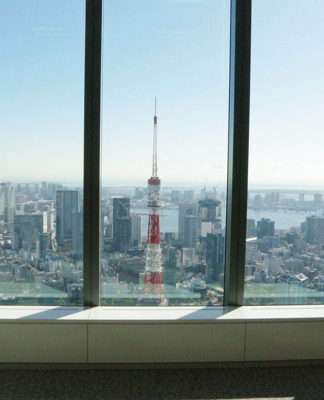 日本経済新聞社さんのインスタグラム写真 - (日本経済新聞社Instagram)「森ビルは、24日に開業する大規模複合施設「麻布台ヒルズ」（東京・港）を報道公開しました。日本一の高さとなる約330メートルの「森JPタワー」など複数の建物からなっています。⁠ ⁠ 詳細はプロフィールのlinkin.bio/nikkeiをタップ⁠ 投稿一覧からコンテンツをご覧になれます。→@Nikkei⁠ ⁠ #日経電子版 #麻布台ヒルズ #森ビル #森JPタワー #日本一」11月22日 8時01分 - nikkei