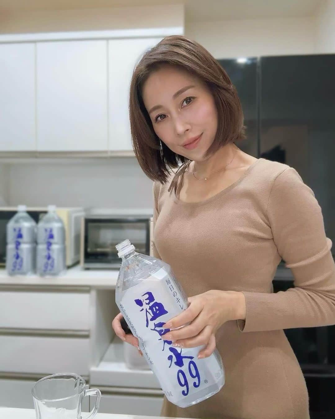 宮田綾子さんのインスタグラム写真 - (宮田綾子Instagram)「アルカリイオン水は昔から大好き💙 以前から気になっていた「温泉水99」を試してみたけど、とっても飲みやすくてそのまま飲んでも料理やコーヒーに使ってもOK！ まろやかな感じで常温でもすごく美味しい😋 お水をたくさん飲むと美容に良いと言われるけど、あまり飲めないと感じていた人にも、口当たりが良いのでぜひ試してみてね モデルさんやタレントさんも多数愛飲されていて、美容と健康に感度の高い方の間でクチコミが広がっているのも納得です🤍  @onsensui99  #PR #温泉水99 #温泉水 #アルカリイオン水 #超軟水 #ミネラルウォーター #美容と健康」11月22日 7時53分 - ayako__miyata