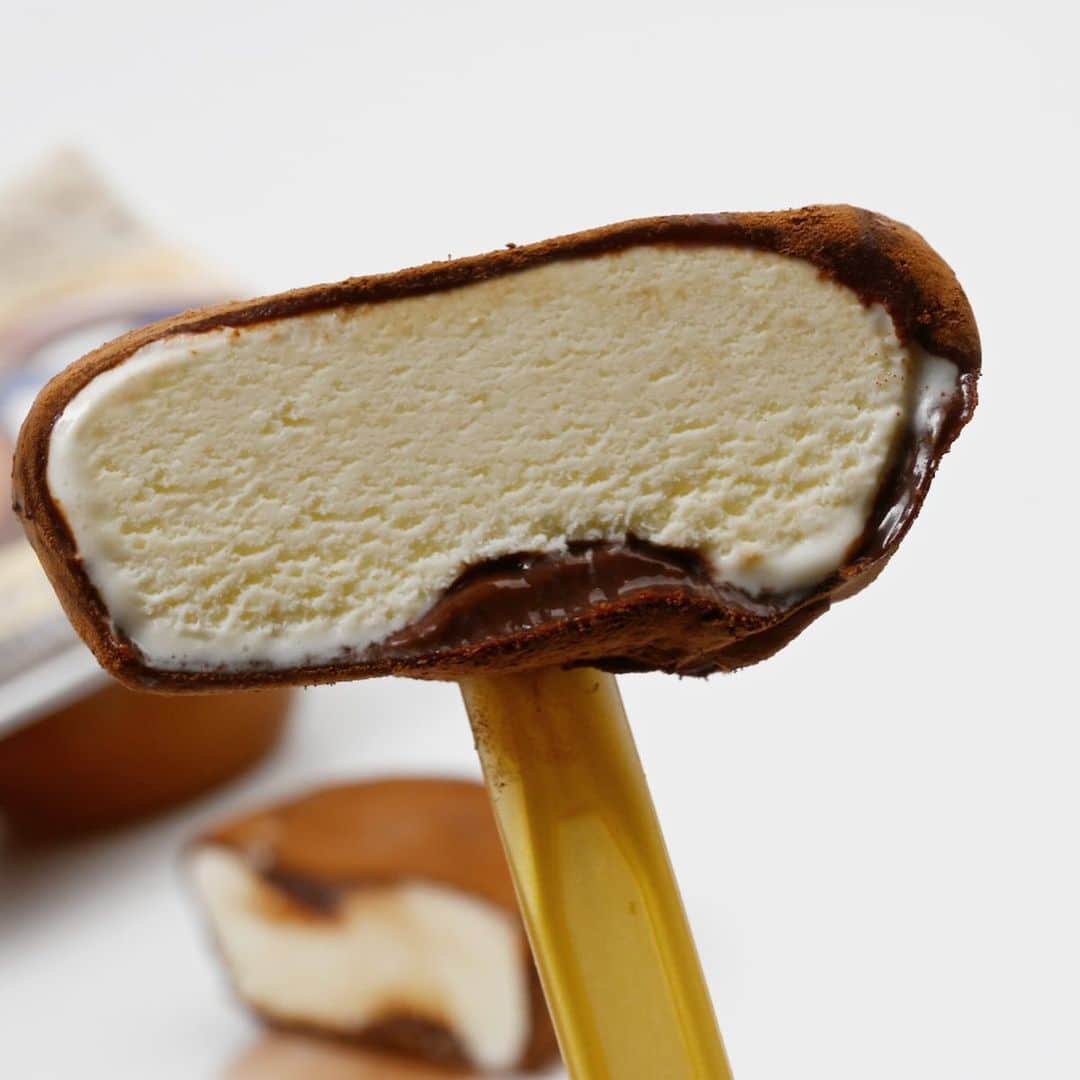 アイスマン福留さんのインスタグラム写真 - (アイスマン福留Instagram)「今年もキターーー‼︎✨生チョコ好きの皆さま、お待たせしました！セブン限定 ロッテ『アイスまるごと 生チョコ包み（バニラ）』発売です。ガーナ産カカオ豆使用🍫調濃厚＆とろとろの生チョコでバニラアイスクリームを包んだ贅沢なフローズンスイーツ😋やみつき案件です‼︎  #生チョコ #生チョコ包み #バニラアイス #セブンイレブン #ロッテ #ガーナ産 #大人向け #アイス #デザート #スイーツ #グルメ #アイスクリーム #アイスマニア #アイスマン福留 #icecream #JapaneseIceCream #icecreamlover #icecreamtime #icecreamday #icecreamlove #icecreamporn #JapaneseIceCream #foodporn #foodie #instafood #foodstagram #yummy #yum #delicious #foodphotography」11月22日 7時57分 - iceman_ax