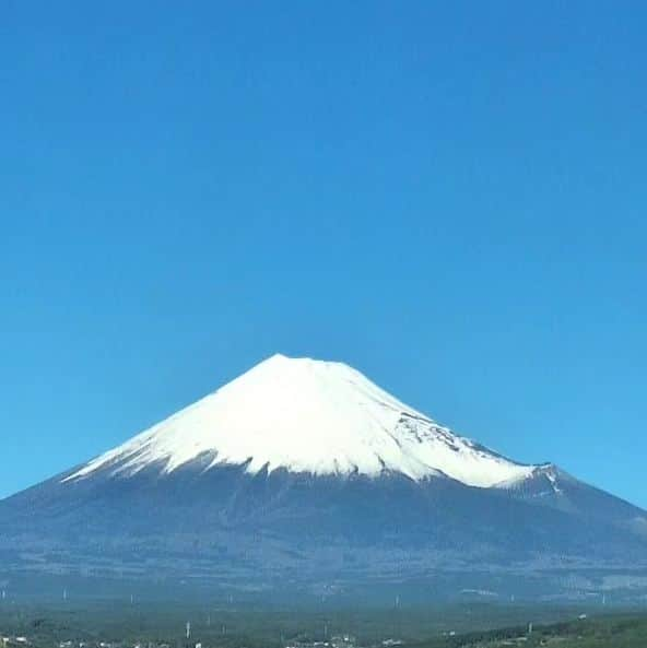 愛華みれさんのインスタグラム写真 - (愛華みれInstagram)「なんとか💦  リハーサルまでこぎついた🎵  あとは体力勝負💗  笑💦  先輩方のご活躍に✨大尊敬  若者のキラキラパワーを‼️  支えに❣️  頑張ってます☀️  お友達から届いた絶景✨富士山🗻完璧😃✌️  元気もらいましたぁ❗」11月22日 8時03分 - mireaika