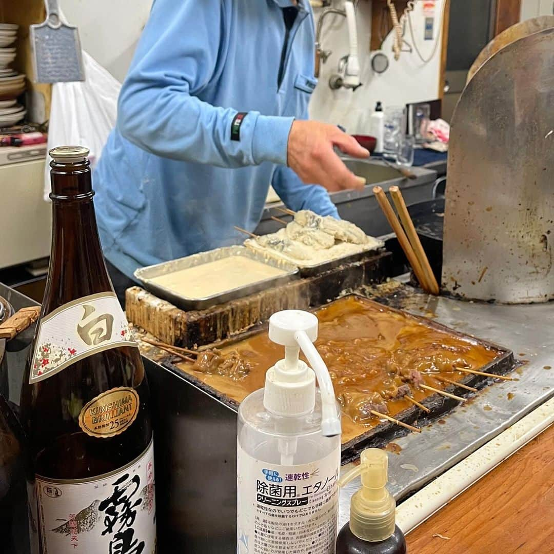 クック井上。さんのインスタグラム写真 - (クック井上。Instagram)「食べログの点数は3.08 ミシュランに載ることも無い 取材も入らない  しかし！間違いなく名店でした。 異次元の〝やりすぎず、やらなさすぎず〟でした。  名だたる食いしん坊たちがこよなく愛したお店。 みんな秘密の場所にしたお店。  初めて伺った際にも大将に優しくしていただきました。 本当にありがとうございました。  #名店 #大阪 #東大阪 #東大阪グルメ #どて焼き #串かつ #俊徳道 #俊徳道グルメ #近大」11月22日 8時17分 - cook_inoue