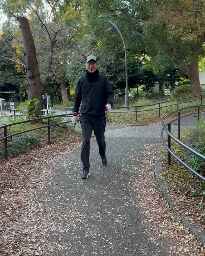 金石昭人のインスタグラム：「カネやん散歩🚶  久しぶりに相方さん お目覚めですよ😁  歩くと気持ちいいやろ〜😄👍  どや  #カネやん散歩 #相方 @jinnai_kimiko  #歩くと気持ちいい やろ #どや」