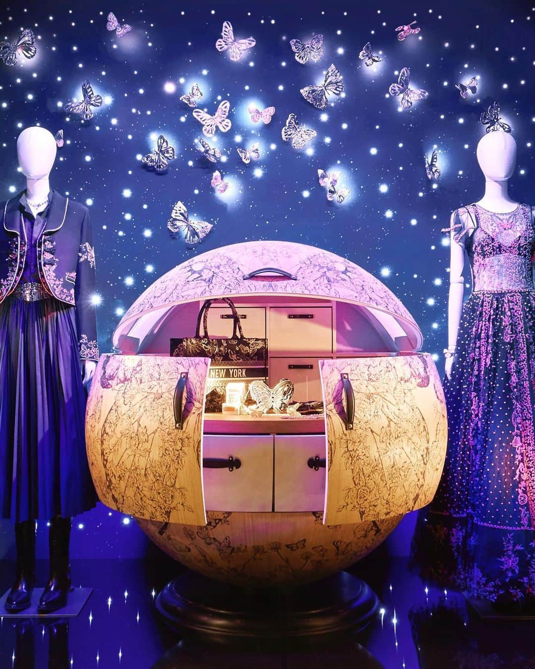 クリスチャンディオールさんのインスタグラム写真 - (クリスチャンディオールInstagram)「Explore the enchanting world of Dior's Carousel of Dreams at @Saks, where covetable items from #DiorCruise 2024 by @MariaGraziaChiuri shines. Here, the allure of the signature J'adior pumps and other exquisite creations take on new meaning, each piece reimagined to deliver a hallmark affair in Dior's legacy of craftsmanship. #SaksxDior © @LuisGuillenPhoto」11月22日 8時15分 - dior