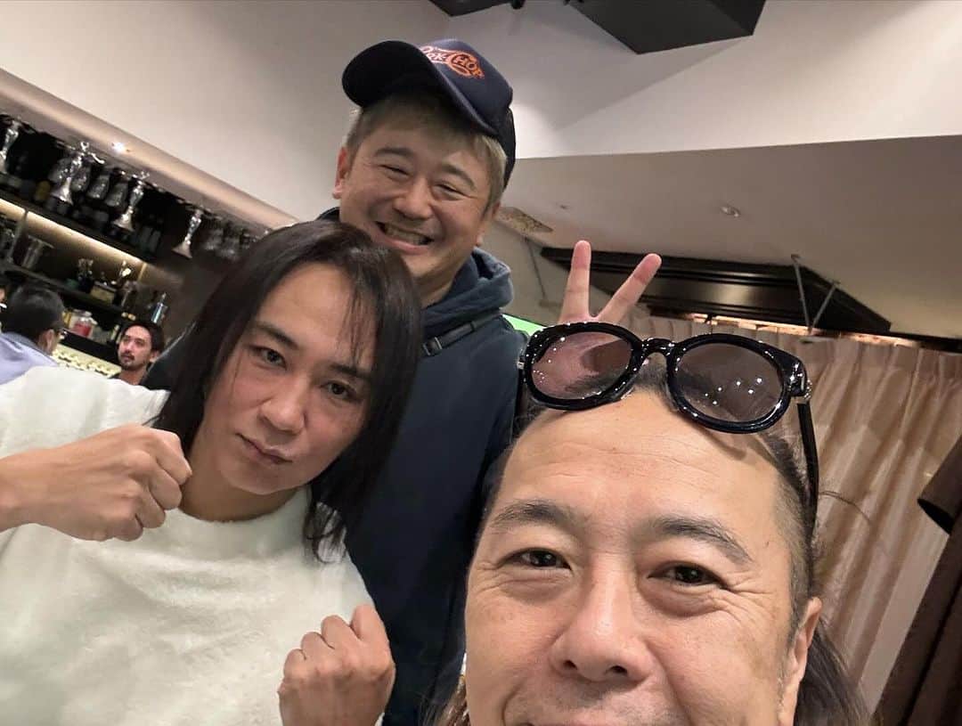 河原秀登さんのインスタグラム写真 - (河原秀登Instagram)「切磋琢磨してる ラーメン店主とラーメンラバー 久々の合同誕生会 仲がいいだけじやなく、ちゃんとレスペクトしてるライバルでもあります💪💪💪ラーメン業界盛り上げて行きましょう🍜🍜🍜#ラーメン店主#最高#仲間#飲食業最高#せたが屋#六厘舎#頑者#支那そば屋#気むずかし家#中華そばきび#ソラノイロ#モヒカンラーメン #百麺#我武者羅#たかはし#ムタヒロ#神仙#じゃぐら#新風#つけ麺tetsu#みその#秀ちゃんラーメン#博多だるま」11月22日 8時16分 - hidechan1223