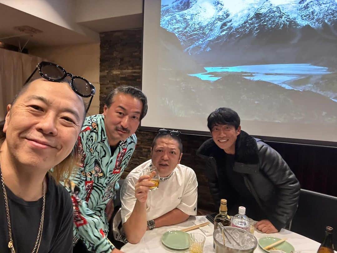 河原秀登さんのインスタグラム写真 - (河原秀登Instagram)「切磋琢磨してる ラーメン店主とラーメンラバー 久々の合同誕生会 仲がいいだけじやなく、ちゃんとレスペクトしてるライバルでもあります💪💪💪ラーメン業界盛り上げて行きましょう🍜🍜🍜#ラーメン店主#最高#仲間#飲食業最高#せたが屋#六厘舎#頑者#支那そば屋#気むずかし家#中華そばきび#ソラノイロ#モヒカンラーメン #百麺#我武者羅#たかはし#ムタヒロ#神仙#じゃぐら#新風#つけ麺tetsu#みその#秀ちゃんラーメン#博多だるま」11月22日 8時16分 - hidechan1223
