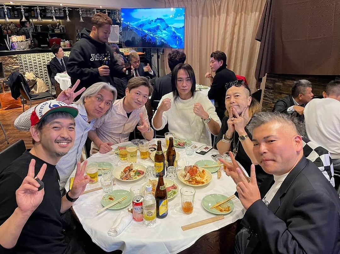 河原秀登さんのインスタグラム写真 - (河原秀登Instagram)「切磋琢磨してる ラーメン店主とラーメンラバー 久々の合同誕生会 仲がいいだけじやなく、ちゃんとレスペクトしてるライバルでもあります💪💪💪ラーメン業界盛り上げて行きましょう🍜🍜🍜#ラーメン店主#最高#仲間#飲食業最高#せたが屋#六厘舎#頑者#支那そば屋#気むずかし家#中華そばきび#ソラノイロ#モヒカンラーメン #百麺#我武者羅#たかはし#ムタヒロ#神仙#じゃぐら#新風#つけ麺tetsu#みその#秀ちゃんラーメン#博多だるま」11月22日 8時16分 - hidechan1223