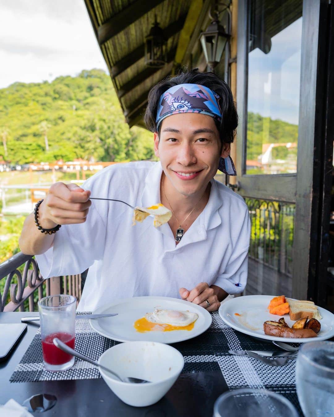 はるきのインスタグラム：「最高な朝ごはんを最高な場所で、最高なパートナーと共に過ごせることに感謝。」