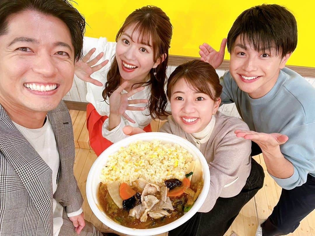 三石佳那のインスタグラム：「セブン-イレブンとなじラテ。 共同開発商品が 今日、発売します！  その名も 『10品目具材のうま煮チャーハン』 今日22日(水) 10時頃から 新潟県内のセブンイレブンで順次発売予定です。  沢山語りたいのですが.... 一言、本当に美味しいです！  8月から 試行錯誤を重ねてきました。 新潟の皆様に手にとっていただきたいと 心から思えるコラボ商品です。  キーマンの平井さんや宮原さんをはじめ (2人とも私と同郷) 関わった全員の本気が詰まっています  みなさんに 美味しいと思っていただけることを願って 今日はソワソワしながら過ごします。」