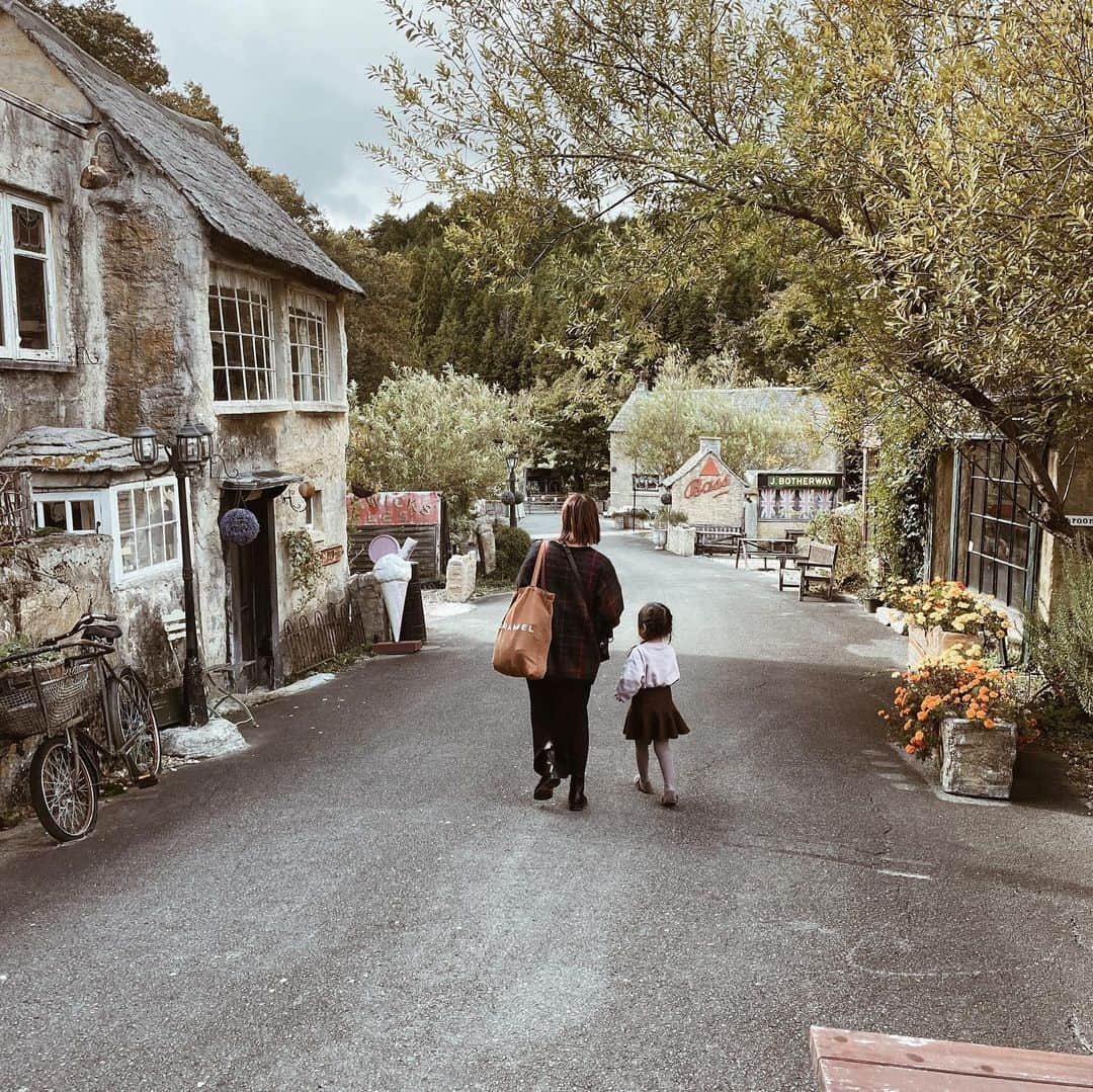 yuiさんのインスタグラム写真 - (yuiInstagram)「memories of British village🇬🇧 love this place♡♡  . . . . . #🇬🇧#british#britishvillage#daughter#girl#3y7m#おでかけ#こどもとおでかけ#英国村#イギリス#イギリス村#イギリスアンティーク#イギリスヴィンテージ#アンティーク#ヴィンテージ#アンティークのある暮らし#暮らし」11月22日 8時35分 - __yyvvii