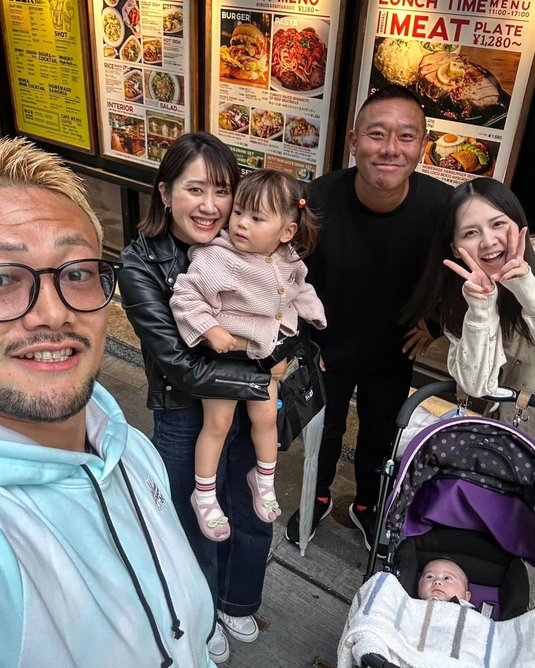 愛鷹亮さんのインスタグラム写真 - (愛鷹亮Instagram)「MK familyの菊池さんと桜井さんが久しぶりに沖縄から都内に来たので一緒に茶しばきました🍵  辛い時も楽しい時も色々な感情の瞬間にはいつも菊池さん達がいました👍  これからも色んなことが起こる人生だと思うけど、その時その時を一緒に楽しんでいきたい。 そんな仲間達です🔥  #mk #family  #沖縄 #東京 #カフェ #人生 #仲間」11月22日 8時29分 - aitakariki.g