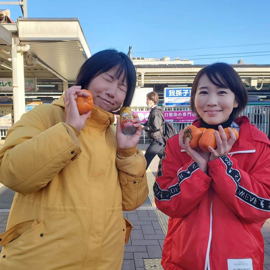 水野友貴さんのインスタグラム写真 - (水野友貴Instagram)「我孫子市議会議員選挙が終わり、駅がようやく使えるように・・😅あんなにお祭り騒ぎだったのが嘘のようです。我孫子ゆうき部の皆さんがそれぞれ会社に行くまでの時間、お手伝いしてくれました🚃  さて、水野ゆうきの千葉県議会報告の朝練(駅頭)再開です。お手に取ってくださった皆様、誠にありがとうございます。 多くの皆様から 「エコマラソン完走おめでとうございます」「熊谷知事と水野県議に走っていただいて本当に嬉しかったです」 とお声がけいただきました。  応援した一人【しばたまよ】さんがお手伝いに来てくれました✨  いつもの駅頭と違ったのは 「水野さんの応援した候補者が当選して良かったね‼️」「おめでとう」 とのお言葉を本当にたくさんの方からいただいたこと。  さらには駅頭中にたくさん差し入れをいただき感激✨ 柿の差し入れは嬉しすぎ❗  そしていつも応援してくださる車椅子の方が 「歩けるように頑張るよ。水野さんに会えて元気になった！」と泣いて喜んでくださいました。  ということで、駅頭終えて、県庁へ向かいます。本日から12月議会が始まります。  #駅頭 #駅頭活動 #我孫子駅 #我孫子 #我孫子市 #水野ゆうき #千葉県議会議員 #朝練 #しばたまよ #我孫子市議会議員選挙 #我孫子市議 #我孫子市議会議員」11月22日 8時36分 - mizunoyuuki