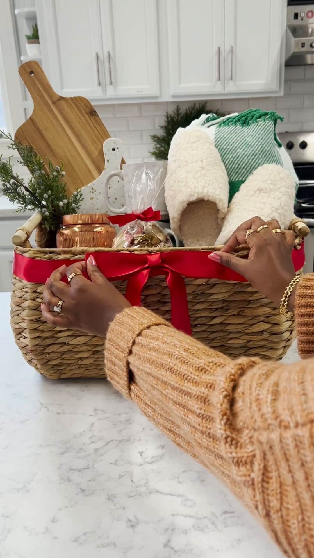 T.J.マックスのインスタグラム：「Holiday tip! Get your hard-to-shop-for friend a little of everything ♥️」