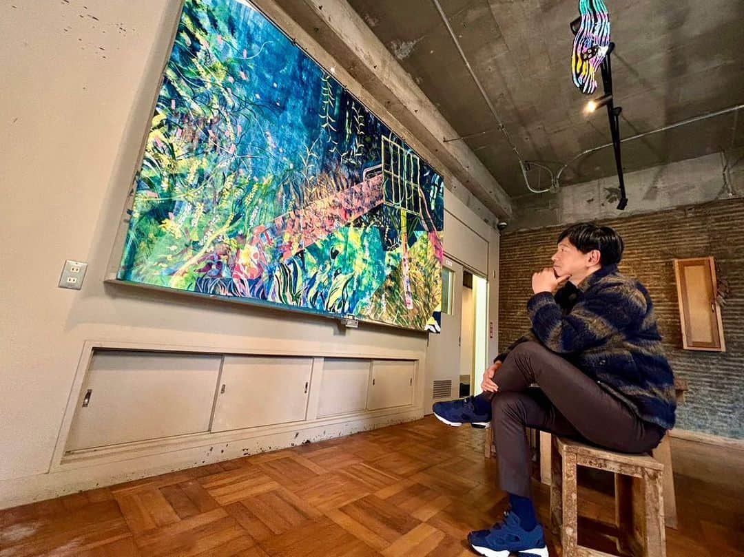 依田司さんのインスタグラム写真 - (依田司Instagram)「11月22日(水) 2007年に廃校となった千葉県市原市の「月出小学校」。現在小学校の校舎がリノベーションされ、その一室は「ヤマドリ珈琲」というカフェになっています。 見頃となった校庭の大きなイチョウを眺めながら、お店の本格焙煎機で引いた、美味しい珈琲が楽しめます。 さらに、現在「アートキャンプ2023」が開催中で、校舎の各所で、様々な芸術作品が鑑賞できます。とても良いコラボですね。カフェは土日のみの営業。アート作品は土日祝に鑑賞可能です。  #ヤマドリ珈琲 #アートキャンプ2023 #DoCLASSE #ドゥクラッセ #依田さん #依田司 #お天気検定 #テレビ朝日 #グッドモーニング #サタデーステーション #気象予報士 #お天気キャスター #japan #japantrip #japantravel #unknownjapan #japanAdventure #japanlife #lifeinjapan #instagramjapan #instajapan #療癒 #ilovejapan #weather #weathercaster #weatherforecast」11月22日 8時33分 - tsukasa_yoda