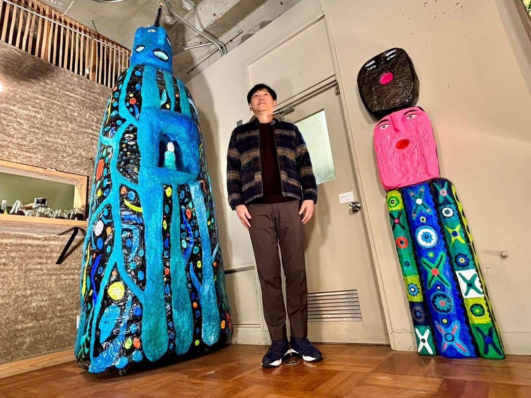 依田司さんのインスタグラム写真 - (依田司Instagram)「11月22日(水) 2007年に廃校となった千葉県市原市の「月出小学校」。現在小学校の校舎がリノベーションされ、その一室は「ヤマドリ珈琲」というカフェになっています。 見頃となった校庭の大きなイチョウを眺めながら、お店の本格焙煎機で引いた、美味しい珈琲が楽しめます。 さらに、現在「アートキャンプ2023」が開催中で、校舎の各所で、様々な芸術作品が鑑賞できます。とても良いコラボですね。カフェは土日のみの営業。アート作品は土日祝に鑑賞可能です。  #ヤマドリ珈琲 #アートキャンプ2023 #DoCLASSE #ドゥクラッセ #依田さん #依田司 #お天気検定 #テレビ朝日 #グッドモーニング #サタデーステーション #気象予報士 #お天気キャスター #japan #japantrip #japantravel #unknownjapan #japanAdventure #japanlife #lifeinjapan #instagramjapan #instajapan #療癒 #ilovejapan #weather #weathercaster #weatherforecast」11月22日 8時33分 - tsukasa_yoda