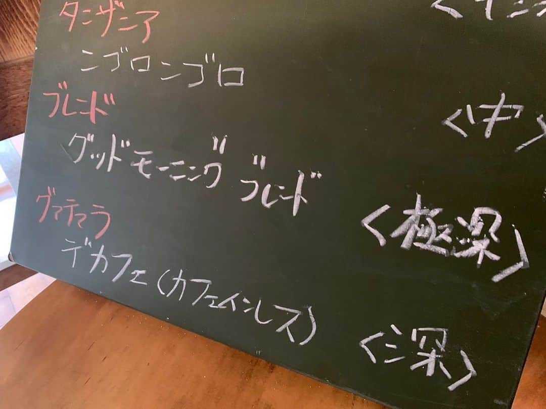 依田司さんのインスタグラム写真 - (依田司Instagram)「11月22日(水) 2007年に廃校となった千葉県市原市の「月出小学校」。現在小学校の校舎がリノベーションされ、その一室は「ヤマドリ珈琲」というカフェになっています。 見頃となった校庭の大きなイチョウを眺めながら、お店の本格焙煎機で引いた、美味しい珈琲が楽しめます。 さらに、現在「アートキャンプ2023」が開催中で、校舎の各所で、様々な芸術作品が鑑賞できます。とても良いコラボですね。カフェは土日のみの営業。アート作品は土日祝に鑑賞可能です。  #ヤマドリ珈琲 #アートキャンプ2023 #DoCLASSE #ドゥクラッセ #依田さん #依田司 #お天気検定 #テレビ朝日 #グッドモーニング #サタデーステーション #気象予報士 #お天気キャスター #japan #japantrip #japantravel #unknownjapan #japanAdventure #japanlife #lifeinjapan #instagramjapan #instajapan #療癒 #ilovejapan #weather #weathercaster #weatherforecast」11月22日 8時33分 - tsukasa_yoda