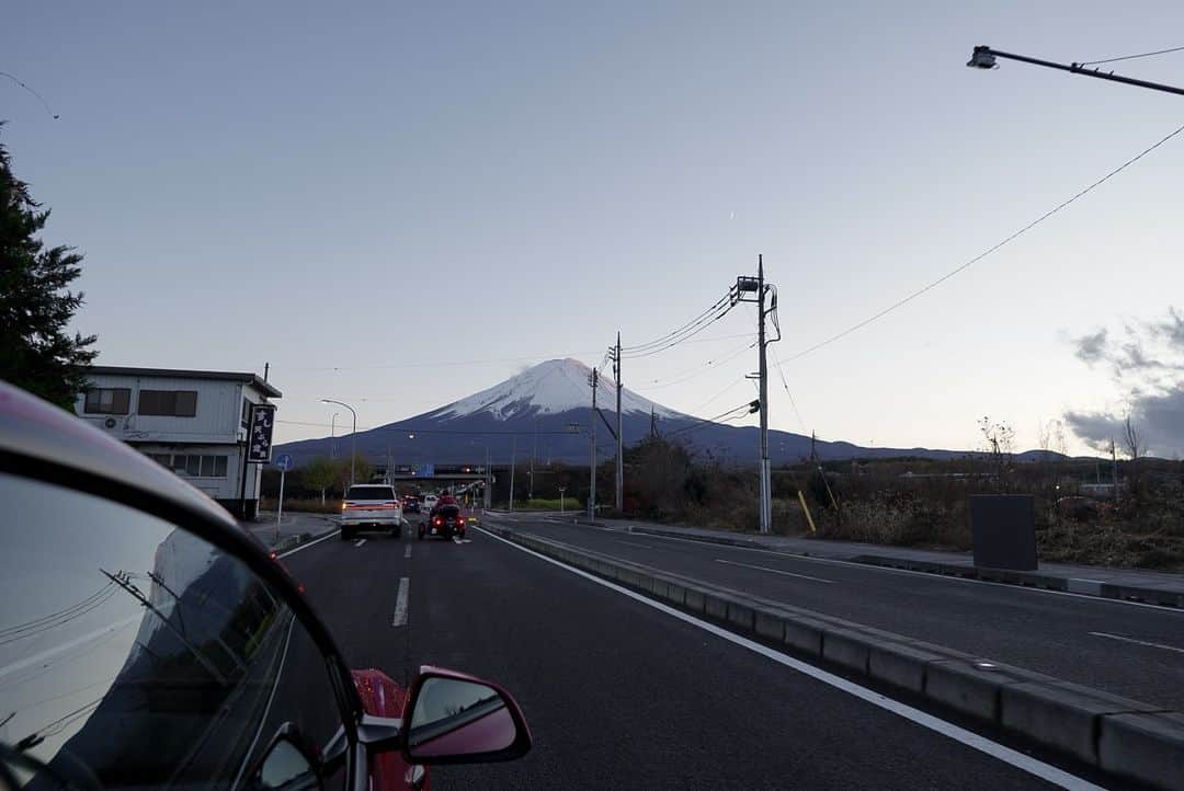 仲村美香のインスタグラム：「Mt.Fuji🗻 新庄さんめちゃめちゃ目立っていた🏍️笑  アップしたリールがもうすぐで　 500万回再生いきそう😭‼️ 凄いことになっている😂😂😂😂😂😂  #河口湖#富士山#mtfuji」